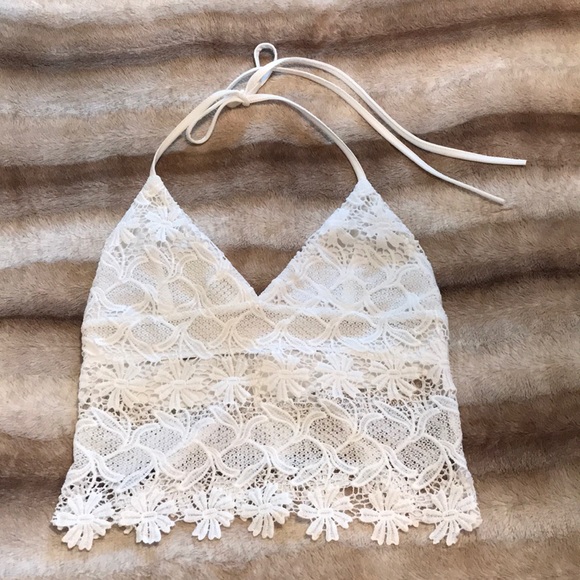 Tops - White halter top ✨